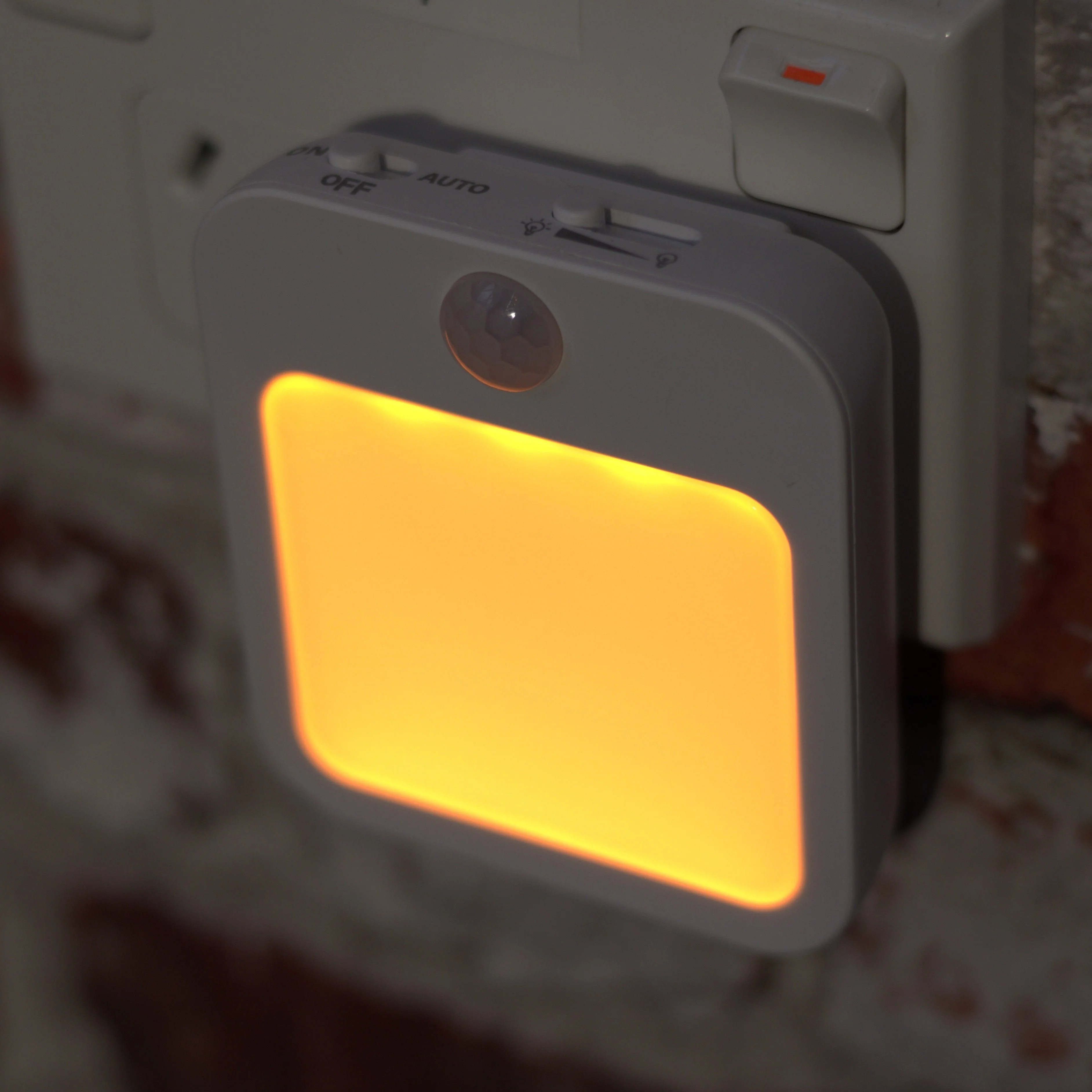 NoBlue Deluxe Plugin Amber Night Light - Image 4