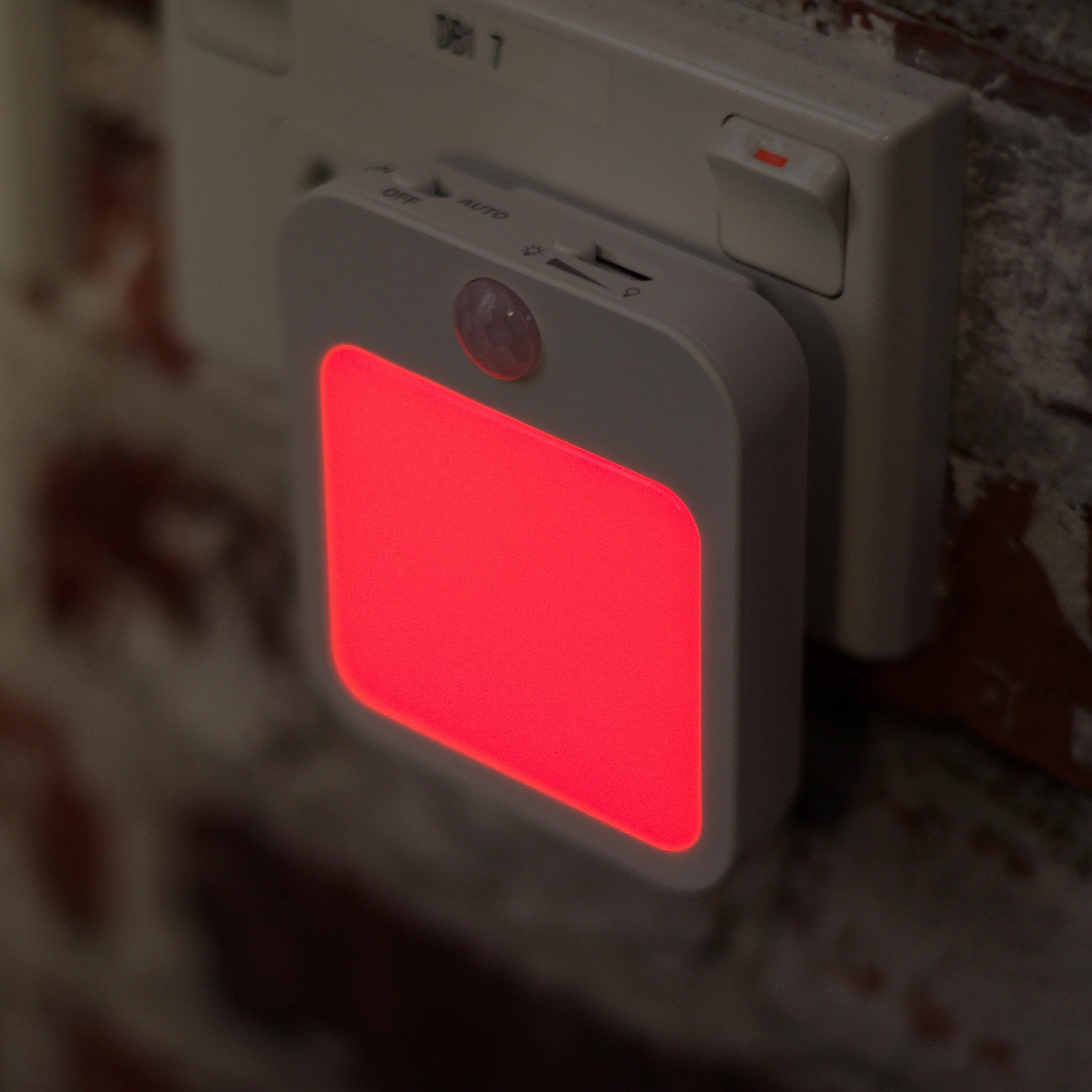 Twilight Deluxe Plugin Red Night Light - Image 4